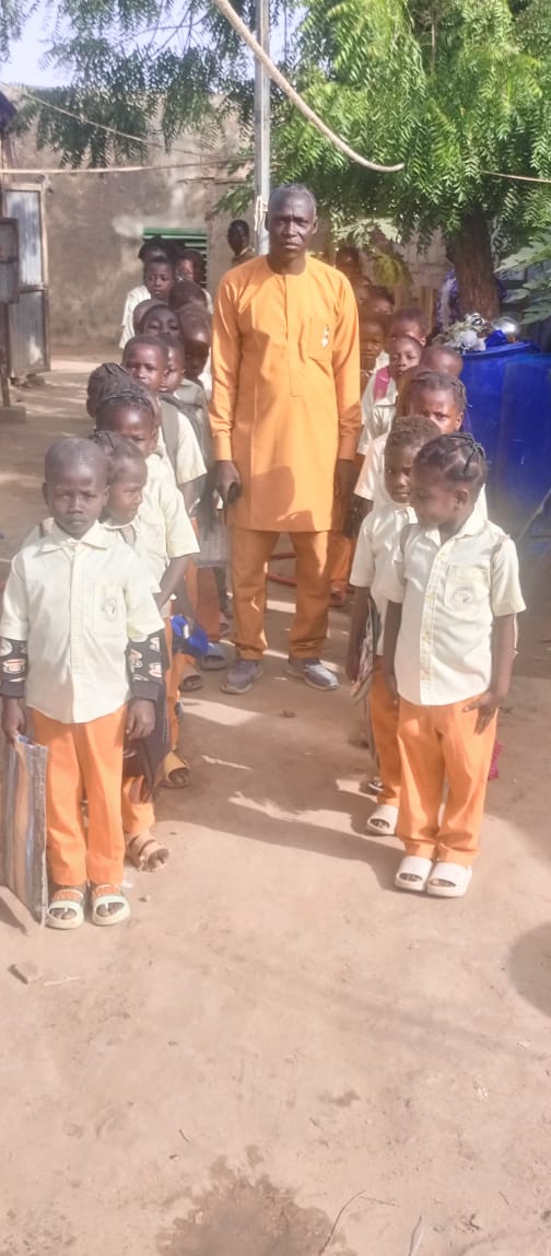 Directeur de l'école avec une file d'élèves