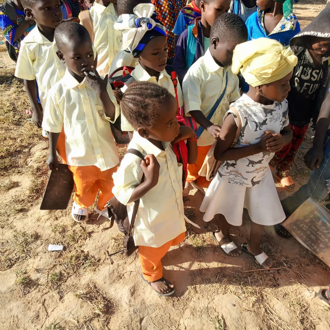 Élèves de la Laleo School réunis dans la cour
