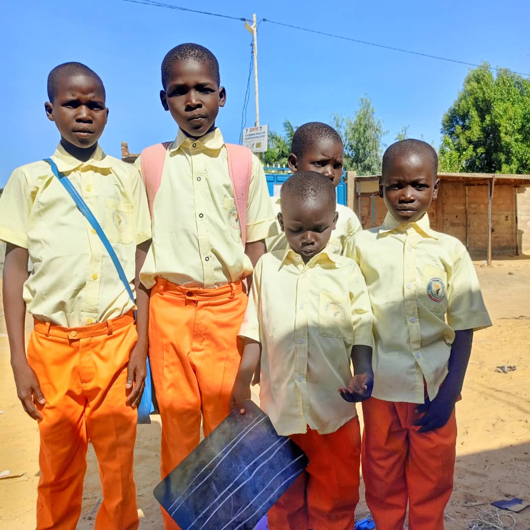 Quatre élèves en uniforme Laleoschool