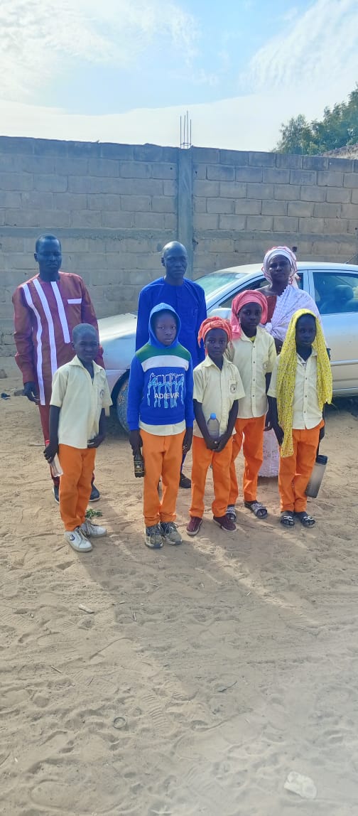 Famille avec ses enfants en uniforme Laleoschool