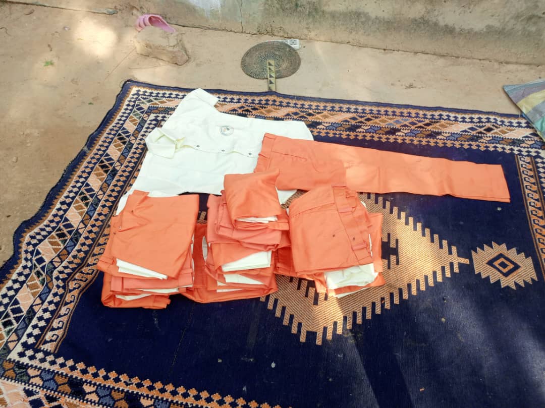 Piles d'uniformes pliés